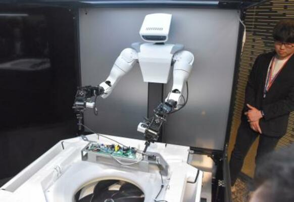 日立製作所が公開したロボットによる作業=23日午後、東京都千代田区