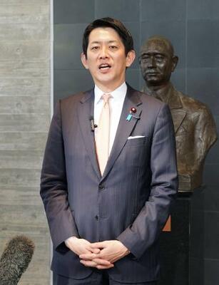 記者団の取材に応じる自民党の小林政調会長=21日午後、宮崎県延岡市