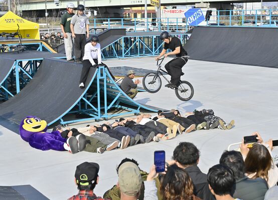 観客の前で華麗な技が披露されたBMXのデモンストレーション=28日午後3時15分、宇都宮市下平出町、磯真奈美撮影