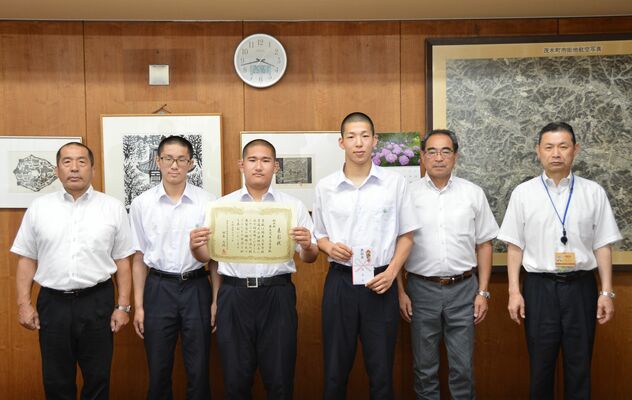 町から激励を受けた茂木高柔道部の選手たち（左から２～４人目）と、顧問、教頭らと関教育長（右）