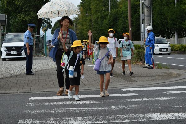 矢板署員らが見守る中、下校する矢板市東小の児童たち