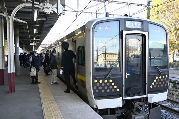 増発された午前７時発の列車に乗り込む乗客たち＝16日午前６時55分、ＪＲ鹿沼駅