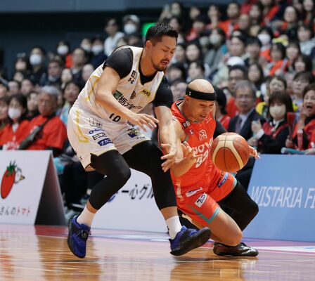 第4クオーター、ブレックスの鵤(左)が相手と競り合う=広島県立総合体育館