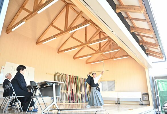 木造の射場で行われた矢渡しの儀