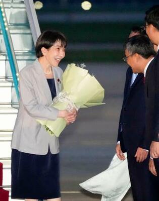 　ベトナム・ハノイのノイバイ国際空港に到着した高市首相（左）＝１日（共同）