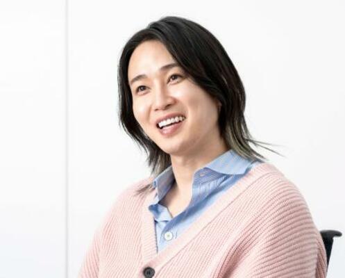 　インタビューに答えるカルマ