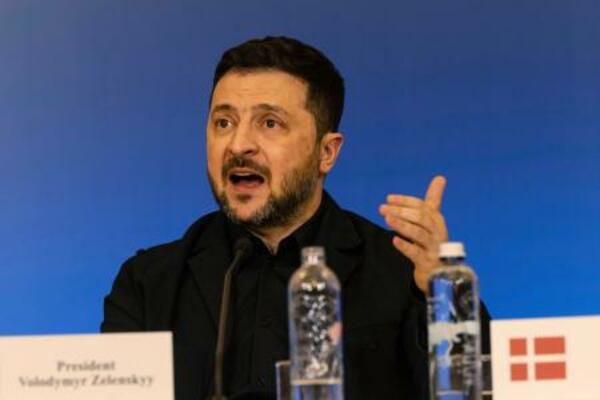 　北欧、バルト諸国との首脳会議を主催するウクライナのゼレンスキー大統領＝２月２４日、キーウ（ゲッティ＝共同）