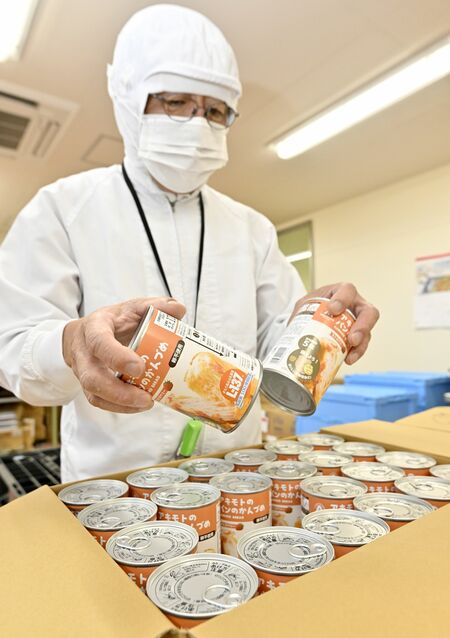 缶詰パンを検品する従業員＝28日午前10時20分、那須塩原市東小屋（超広角レンズ使用）