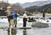 箒川で渓流釣りを楽しむ人たち