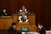 乳牛の柄の法被姿で議会に臨んだ斎藤市長（中央）と佐貫議長