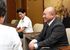 大川市長に大会での好成績を報告した上さん（右）と大蔵さん（中央）