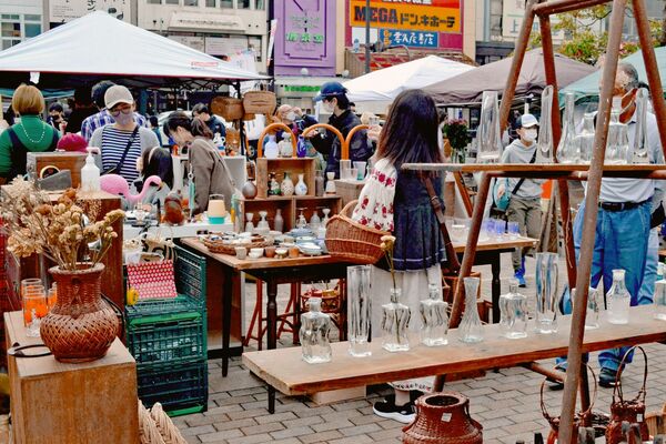 買い物客でにぎわう宇都宮蚤の市(昨年11月)