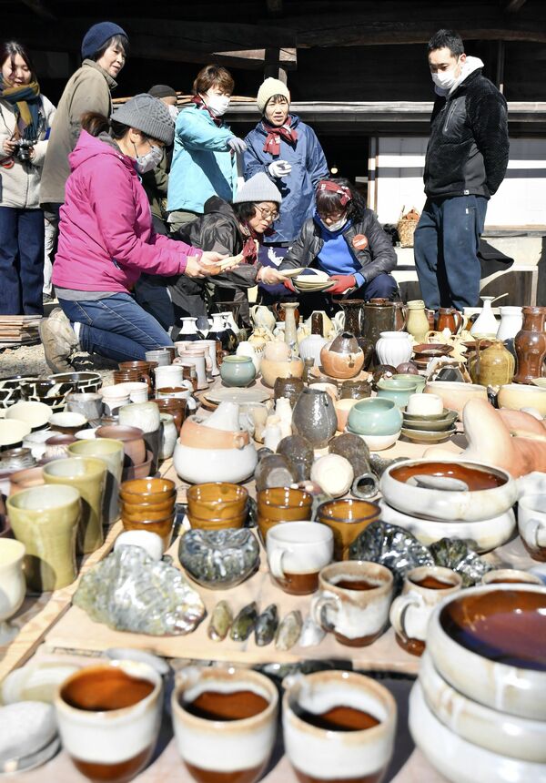 大登り窯で焼成し、取り出された作品
