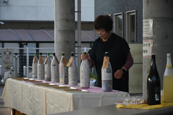 銘柄をブラインドした酒を用意する見目京子さん＝５月１６日、さくら市