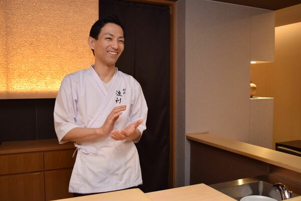 ユーチューバーとしても活躍するすし職人の渡辺さん