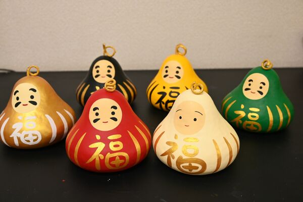 カラフルな色合いで個性的なかんぴょうだるま（オンラインストア価格３８４０円）