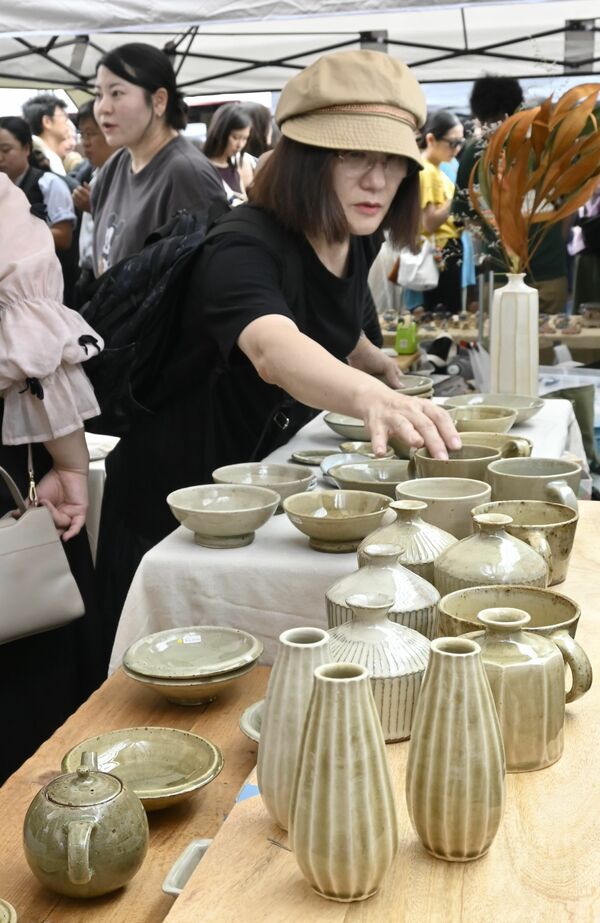 益子焼を買い求める人たちで賑わったイベント=20日午前、東京都渋谷区