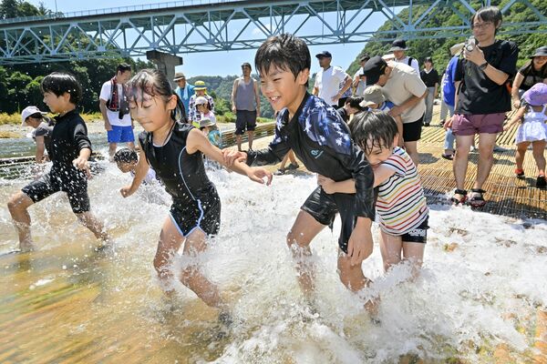 涼を求める家族連れでにぎわう観光やな=21日午前11時5分、茂木町大瀬