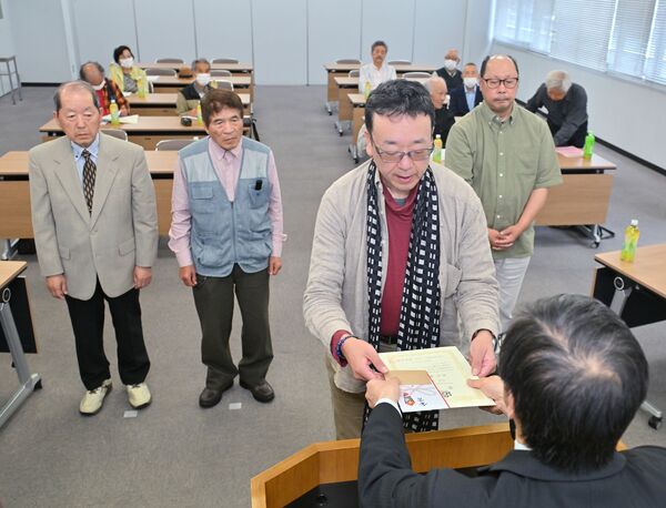 定期総会で行われた紙上写真コンテスト年間賞の表彰式＝17日午後、下野新聞社