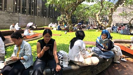ジャカルタの商業施設で開かれた「静かに読書するグループ」に参加する市民たち=7月6日