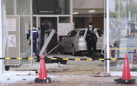 　25年４月、千葉県船橋市の病院正面玄関に突っ込んだ乗用車。80代ぐらいの男性が運転していたという