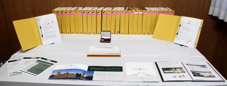 　押収された資料など＝１４日午前、警視庁築地署