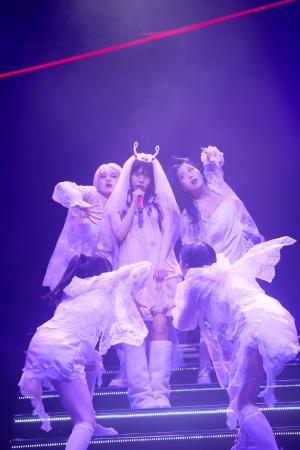 　ダンサーを従えパフォーマンスするアイナ・ジ・エンド＝２０２５年１２月２０日、東京・有明の東京ガーデンシアター