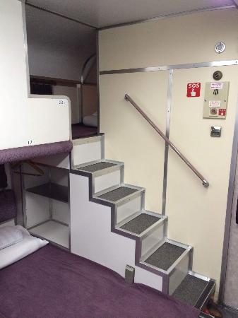 　個室に近いカーペットカー２８番席には、専用の階段で乗降した