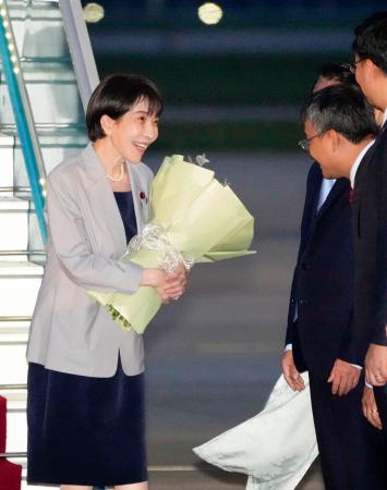 　ベトナム・ハノイのノイバイ国際空港に到着した高市首相（左）＝１日（共同）