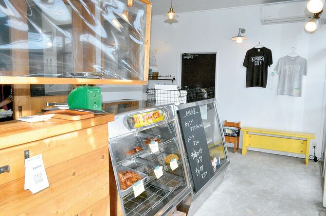 2018年に改装した店内。創業当初のショーケースから総菜を選べます