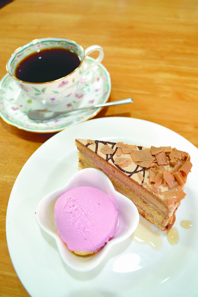 週替わりの「ケーキセット」(ドリンク付き1000円)。写真はモカケーキとイチゴアイス