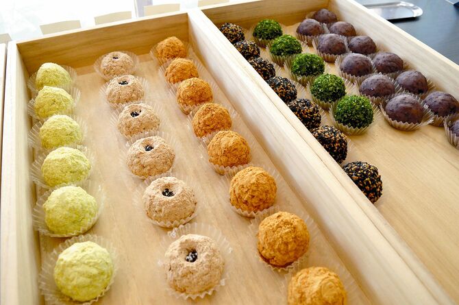  桐箱の中に整然と美しく並ぶおはぎ。季節限定商品はあっという間に売り切れます