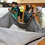 簡易テントや段ボールベッドを組み立て体験　壬生で自治会が独自に防災訓練