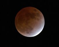 県内各地で部分月食観測