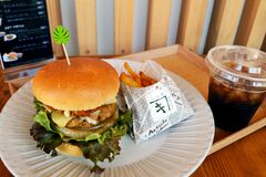 【グルメ探訪】動物質ゼロで食べ応え　いもバーガーセット　いも家Ｋａｎｅｋｉ（佐野）