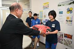 防災意識向上へ リュックを寄贈