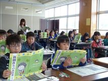 「読み比べ」学ぶ／日光市今市第二小