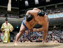 ２０歳藤ノ川、４１歳玉鷲投げる