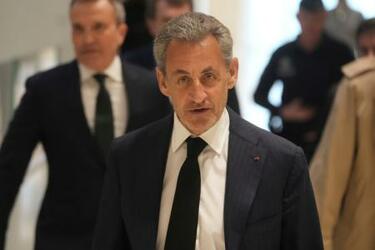 サルコジ元仏大統領に禁錮５年