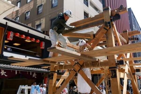 祇園祭の山鉾巡行を前に始まった「鉾建て」=9日午前、京都市