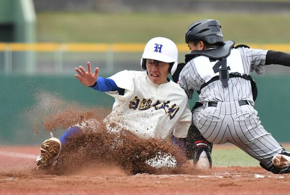 ２回、白鴎足利の二走・秋山が内野安打で本塁を陥れる＝清原球場