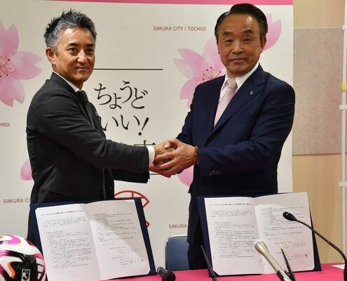 調印式で握手を交わす栃木ＳＣの橋本社長（左）と花塚さくら市長＝さくら市役所