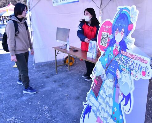 栃宮るりはさんの等身大パネル（右）が設置された会場内のブース＝道の駅うつのみやろまんちっく村