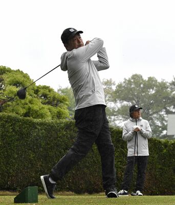 大会史上２度目の連覇を達成した小島（左）・大貫組＝鹿沼ＣＣ