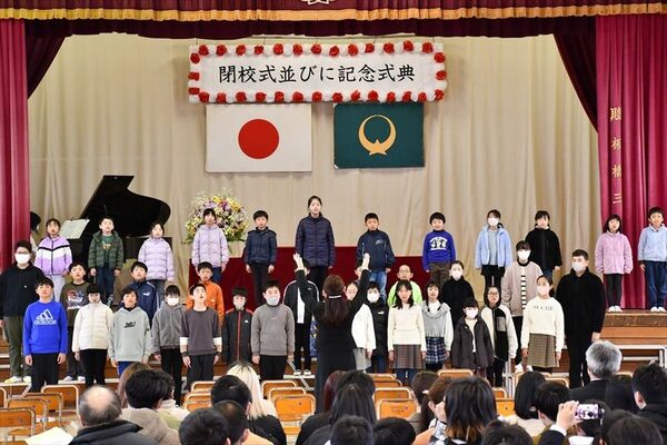 閉校記念歌を披露する蛭田小の児童