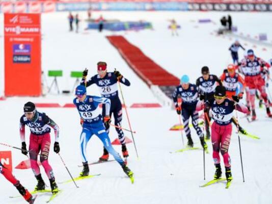 W杯複合男子個人第3戦の前半距離で27位の山本涼太(左端)と34位の木村幸大(右手前)=トロンヘイム(共同)