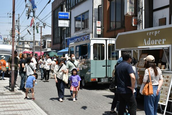 キッチンカーや露店が並んだミツワ通り