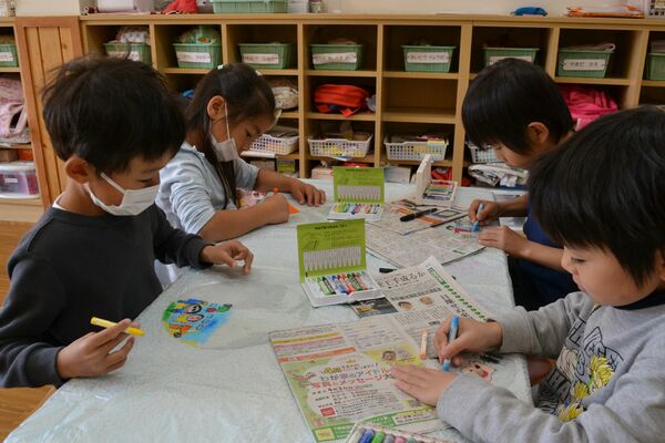 ＬＲＴランプシェードの絵を描くあゆみ保育園の園児たち