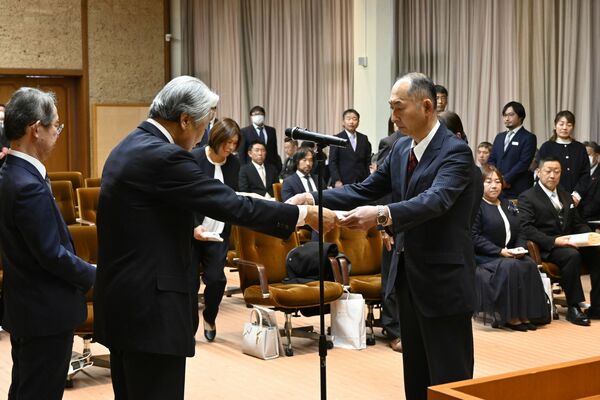 認定証書を受け取る新農業士(右)=1月7日午後、栃木県公館