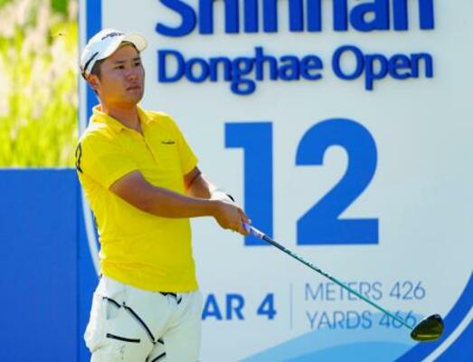 　第１日、５オーバーで１３０位と出遅れた長野泰雅＝ジャック・ニクラウスＧＣ（共同）